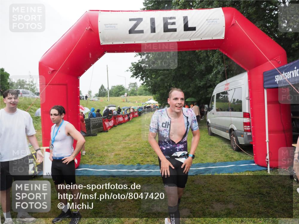 21.06.2025 - 27. Vierlanden-Triathlon MichiJ http://msf.ph/oto/8047420 15.06.2026 14:12:57 Ziel 1195, 1234 meine-sportfotos.de