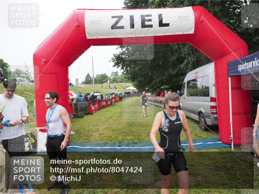 21.06.2025 - 27. Vierlanden-Triathlon MichiJ http://msf.ph/oto/8047424 15.06.2026 14:13:02 Ziel 918, 1195 meine-sportfotos.de