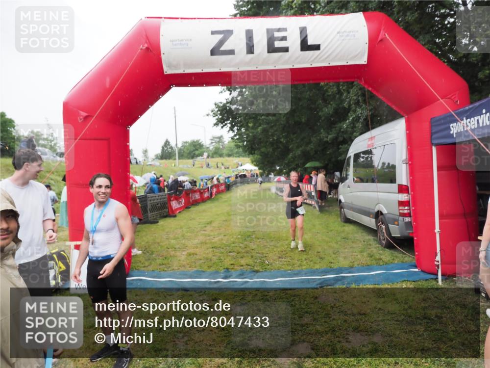 21.06.2025 - 27. Vierlanden-Triathlon MichiJ http://msf.ph/oto/8047433 15.06.2026 14:13:04 Ziel 918, 1195 meine-sportfotos.de