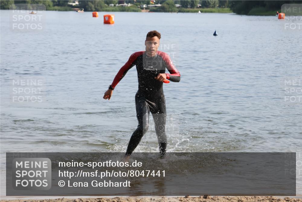15.06.2025 - 27. Vierlanden-Triathlon Lena Gebhardt http://msf.ph/oto/8047441 15.06.2025 08:48:17 Schwimmen 70 meine-sportfotos.de