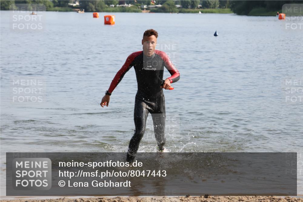 15.06.2025 - 27. Vierlanden-Triathlon Lena Gebhardt http://msf.ph/oto/8047443 15.06.2025 08:48:17 Schwimmen 70 meine-sportfotos.de