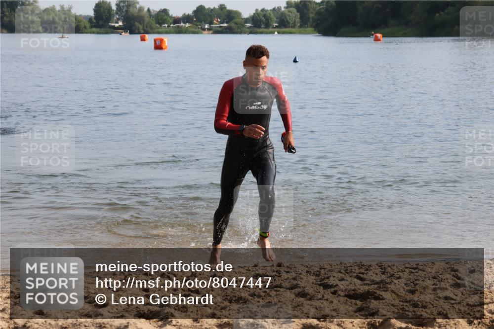 15.06.2025 - 27. Vierlanden-Triathlon Lena Gebhardt http://msf.ph/oto/8047447 15.06.2025 08:48:18 Schwimmen 70 meine-sportfotos.de