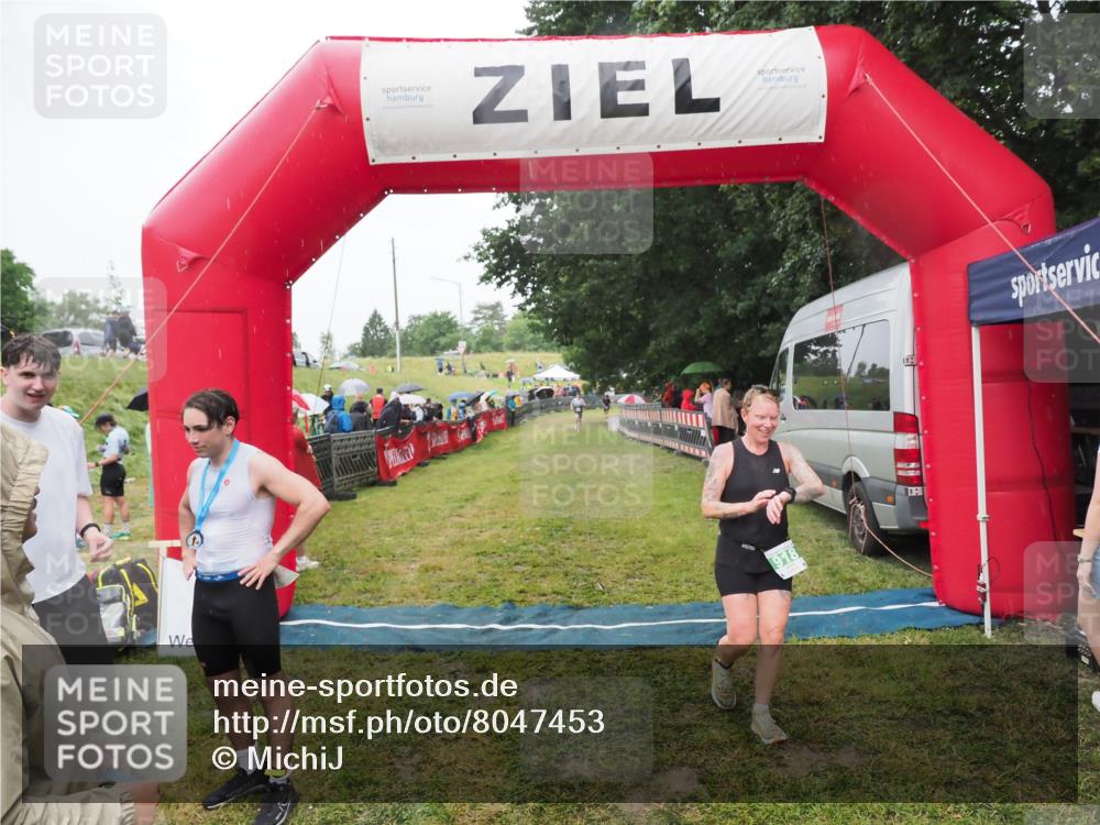 21.06.2025 - 27. Vierlanden-Triathlon MichiJ http://msf.ph/oto/8047453 15.06.2026 14:13:05 Ziel 918, 1195 meine-sportfotos.de