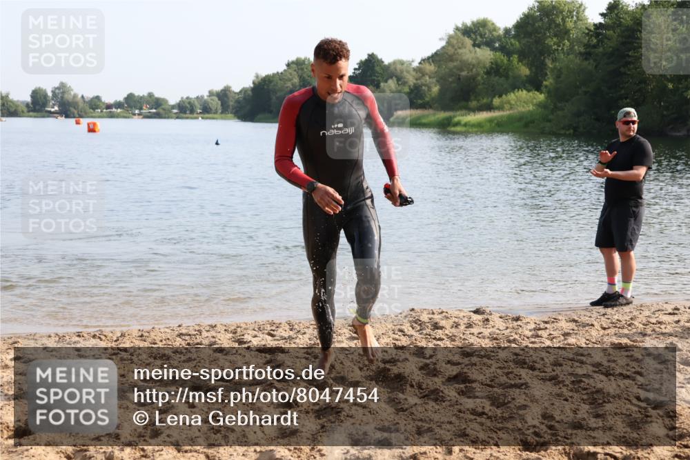 15.06.2025 - 27. Vierlanden-Triathlon Lena Gebhardt http://msf.ph/oto/8047454 15.06.2025 08:48:20 Schwimmen 70 meine-sportfotos.de
