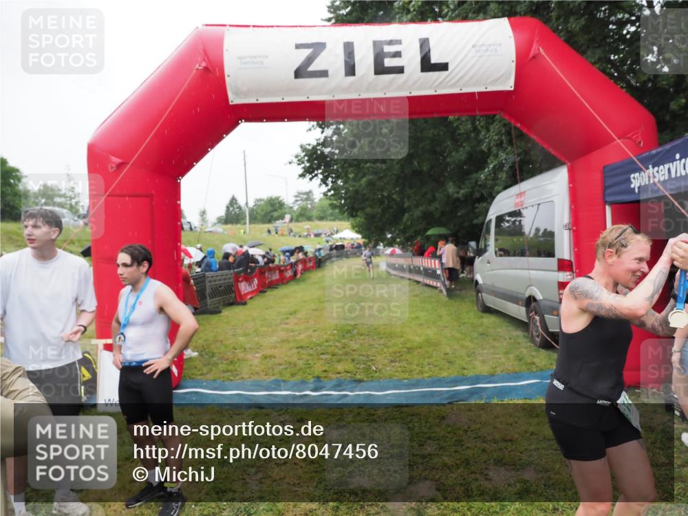 21.06.2025 - 27. Vierlanden-Triathlon MichiJ http://msf.ph/oto/8047456 15.06.2026 14:13:07 Ziel 918, 1185, 1195 meine-sportfotos.de