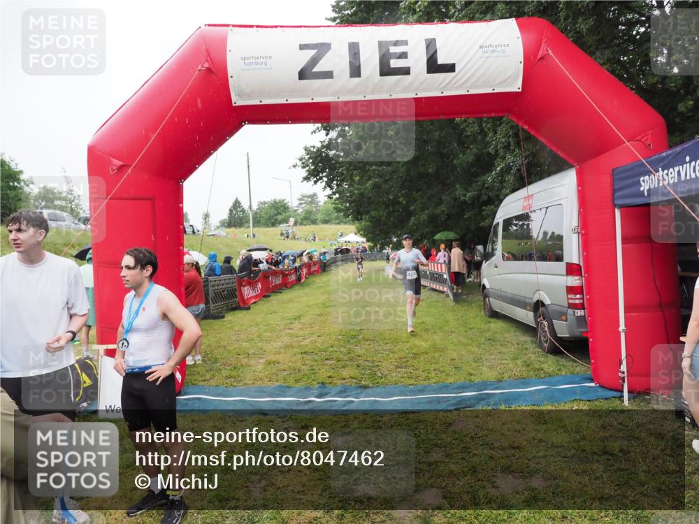 21.06.2025 - 27. Vierlanden-Triathlon MichiJ http://msf.ph/oto/8047462 15.06.2026 14:13:10 Ziel 918, 1185 meine-sportfotos.de