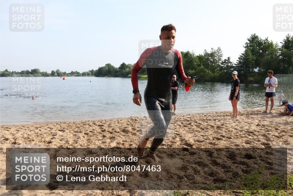 15.06.2025 - 27. Vierlanden-Triathlon Lena Gebhardt http://msf.ph/oto/8047463 15.06.2025 08:48:20 Schwimmen 70 meine-sportfotos.de