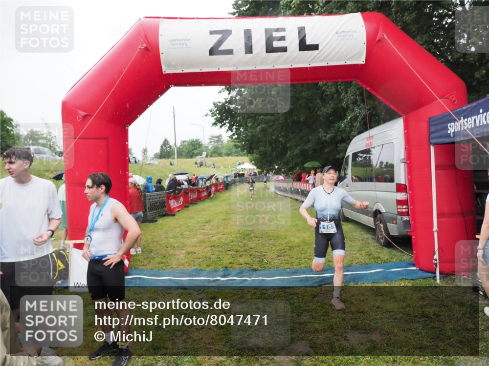 21.06.2025 - 27. Vierlanden-Triathlon MichiJ http://msf.ph/oto/8047471 15.06.2026 14:13:12 Ziel 1185 meine-sportfotos.de