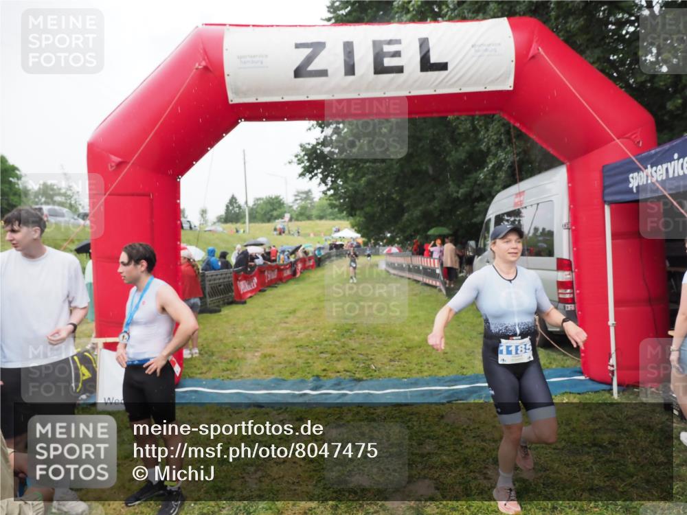 21.06.2025 - 27. Vierlanden-Triathlon MichiJ http://msf.ph/oto/8047475 15.06.2026 14:13:12 Ziel 1185 meine-sportfotos.de