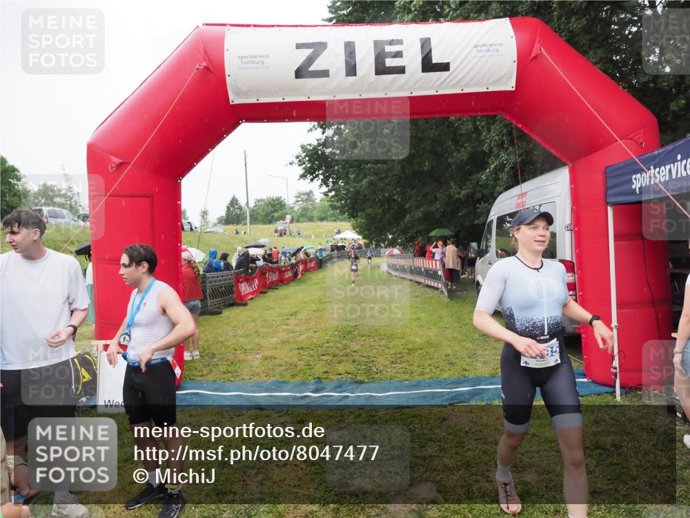 21.06.2025 - 27. Vierlanden-Triathlon MichiJ http://msf.ph/oto/8047477 15.06.2026 14:13:12 Ziel 1185 meine-sportfotos.de