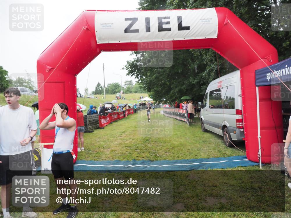 21.06.2025 - 27. Vierlanden-Triathlon MichiJ http://msf.ph/oto/8047482 15.06.2026 14:13:13 Ziel 1171, 1185 meine-sportfotos.de
