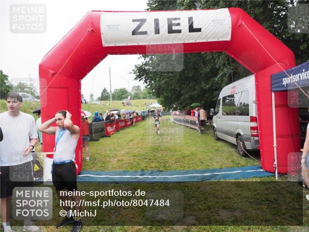 21.06.2025 - 27. Vierlanden-Triathlon MichiJ http://msf.ph/oto/8047484 15.06.2026 14:13:14 Ziel 1171, 1185 meine-sportfotos.de