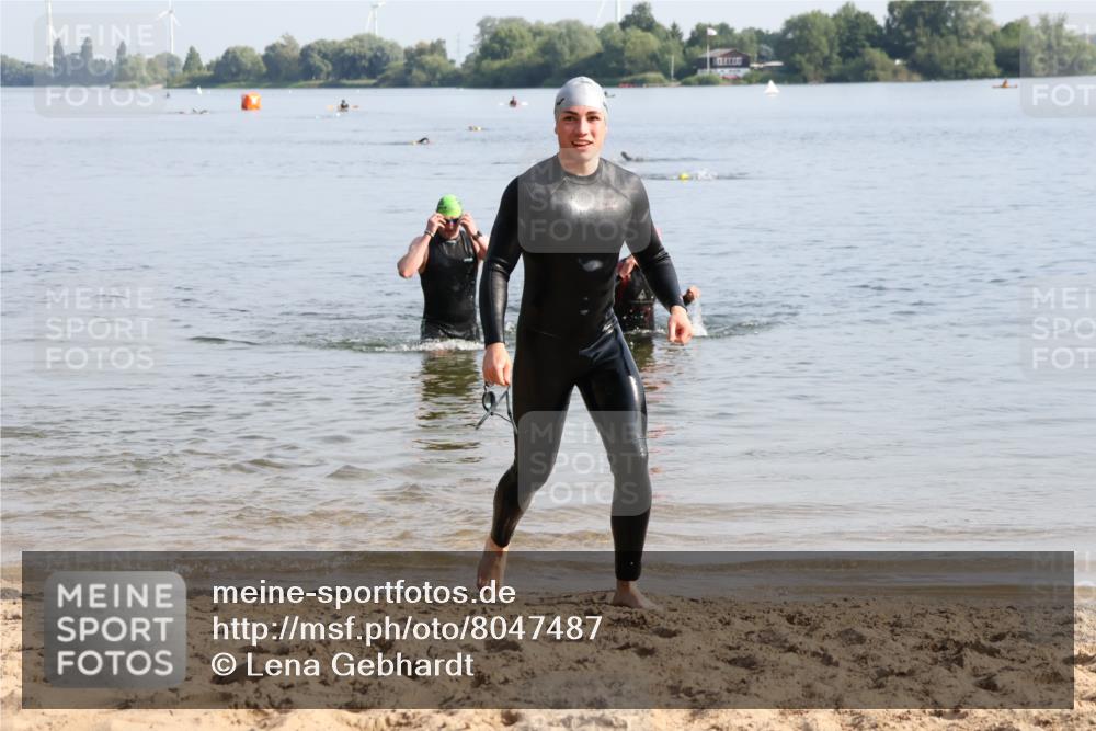 15.06.2025 - 27. Vierlanden-Triathlon Lena Gebhardt http://msf.ph/oto/8047487 15.06.2025 08:48:44 Schwimmen 19, 123, 144 meine-sportfotos.de