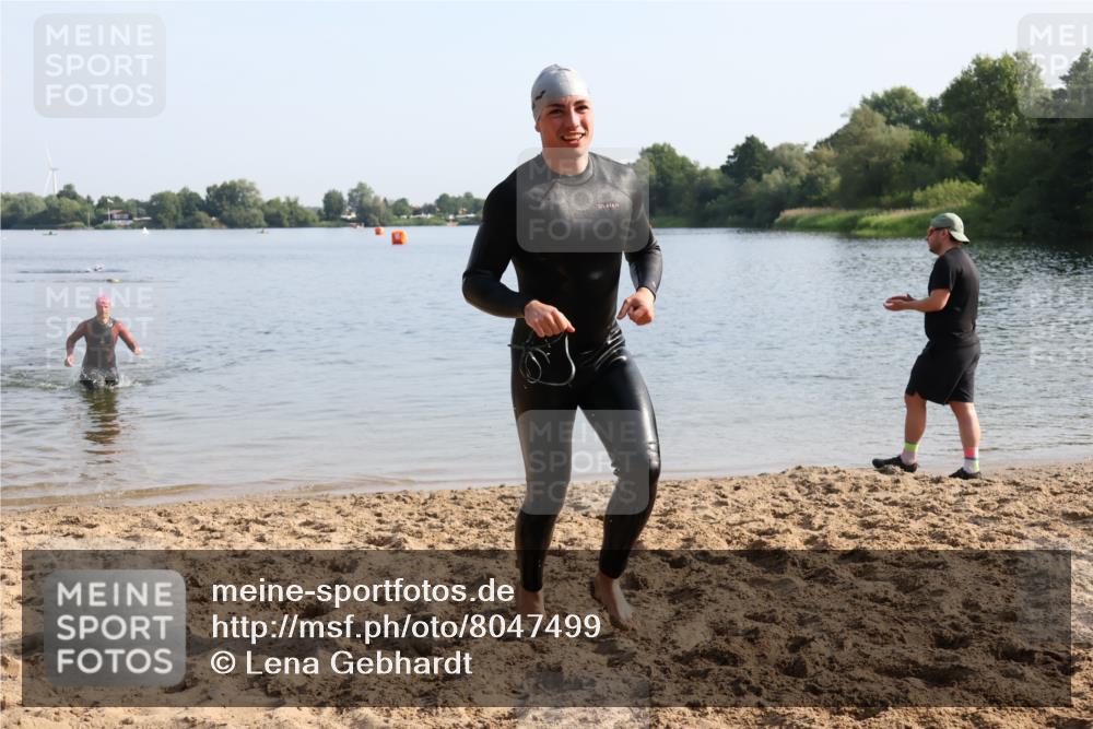 15.06.2025 - 27. Vierlanden-Triathlon Lena Gebhardt http://msf.ph/oto/8047499 15.06.2025 08:48:47 Schwimmen 19, 115, 144 meine-sportfotos.de