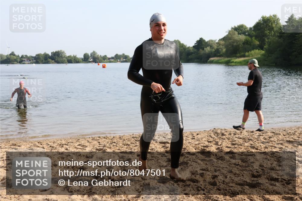 15.06.2025 - 27. Vierlanden-Triathlon Lena Gebhardt http://msf.ph/oto/8047501 15.06.2025 08:48:47 Schwimmen 19, 115, 144 meine-sportfotos.de