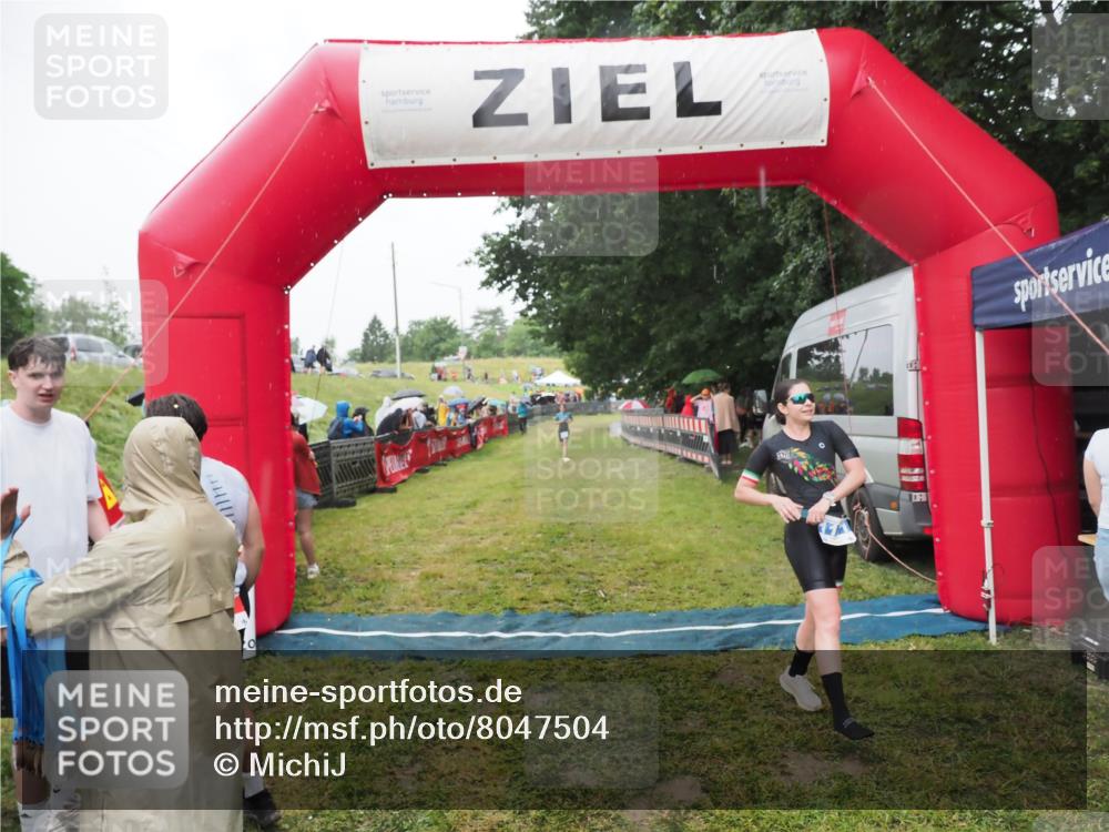 21.06.2025 - 27. Vierlanden-Triathlon MichiJ http://msf.ph/oto/8047504 15.06.2026 14:13:17 Ziel 1171, 1185 meine-sportfotos.de