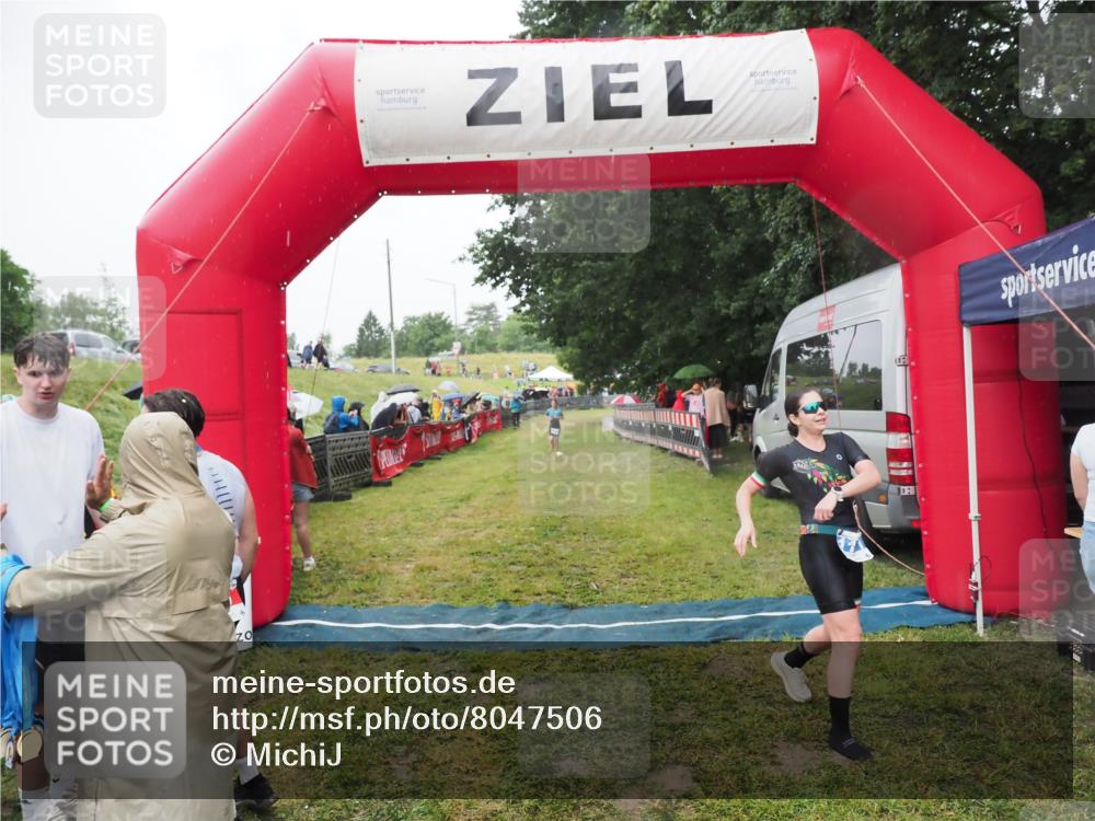 21.06.2025 - 27. Vierlanden-Triathlon MichiJ http://msf.ph/oto/8047506 15.06.2026 14:13:17 Ziel 1171, 1185 meine-sportfotos.de