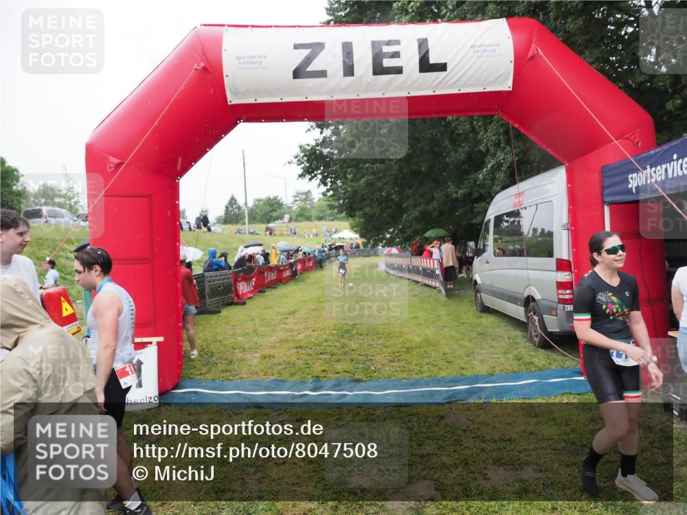 21.06.2025 - 27. Vierlanden-Triathlon MichiJ http://msf.ph/oto/8047508 15.06.2026 14:13:18 Ziel 1171, 1185 meine-sportfotos.de