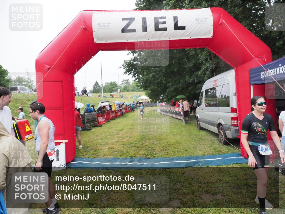 21.06.2025 - 27. Vierlanden-Triathlon MichiJ http://msf.ph/oto/8047511 15.06.2026 14:13:18 Ziel 1171, 1185 meine-sportfotos.de
