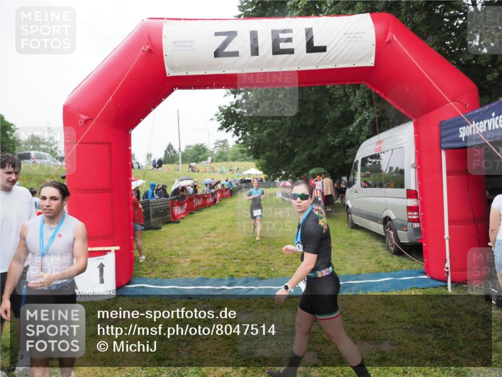 21.06.2025 - 27. Vierlanden-Triathlon MichiJ http://msf.ph/oto/8047514 15.06.2026 14:13:21 Ziel 1171, 1227 meine-sportfotos.de