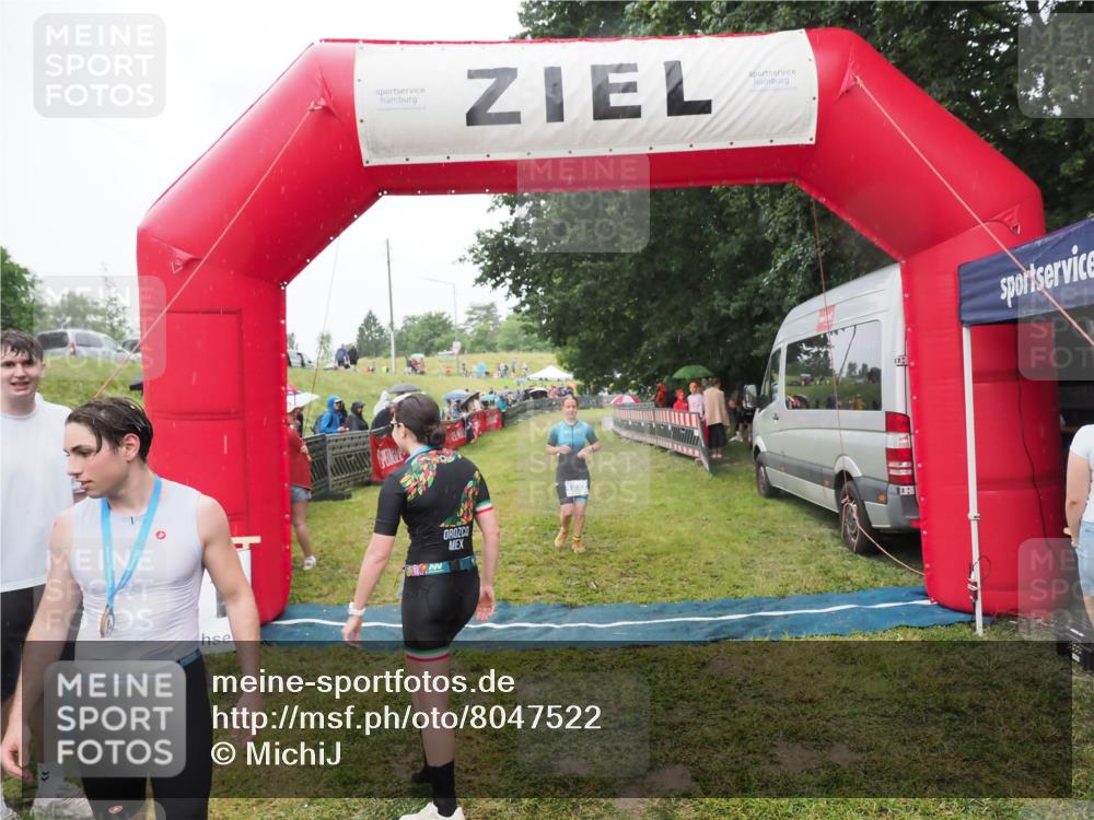 21.06.2025 - 27. Vierlanden-Triathlon MichiJ http://msf.ph/oto/8047522 15.06.2026 14:13:22 Ziel 1171, 1227 meine-sportfotos.de