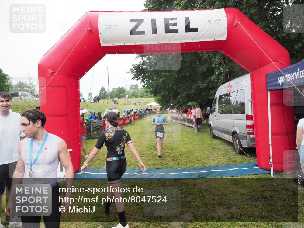21.06.2025 - 27. Vierlanden-Triathlon MichiJ http://msf.ph/oto/8047524 15.06.2026 14:13:22 Ziel 1171, 1227 meine-sportfotos.de