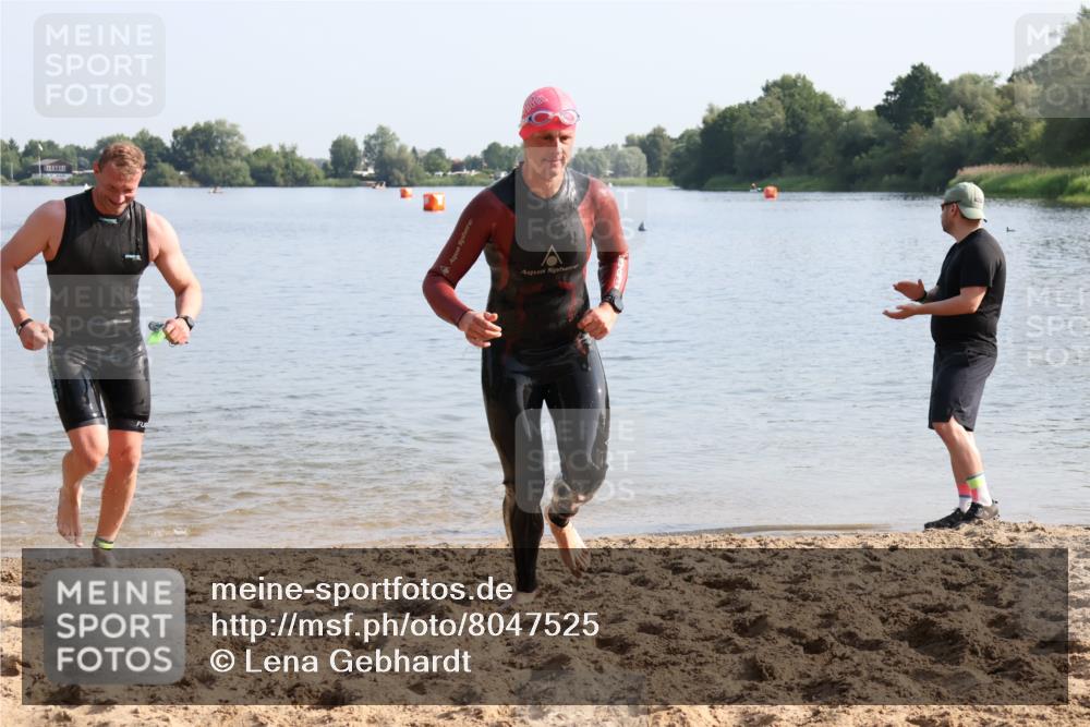 15.06.2025 - 27. Vierlanden-Triathlon Lena Gebhardt http://msf.ph/oto/8047525 15.06.2025 08:48:53 Schwimmen 19, 115, 144 meine-sportfotos.de