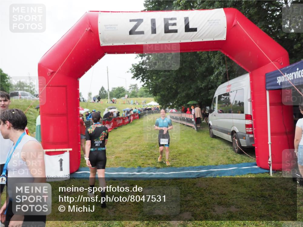 21.06.2025 - 27. Vierlanden-Triathlon MichiJ http://msf.ph/oto/8047531 15.06.2026 14:13:23 Ziel 1171, 1227 meine-sportfotos.de