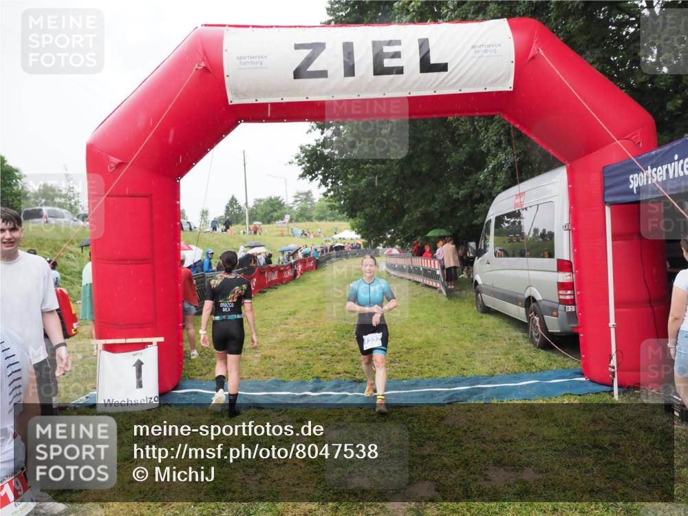 21.06.2025 - 27. Vierlanden-Triathlon MichiJ http://msf.ph/oto/8047538 15.06.2026 14:13:24 Ziel 1171, 1227 meine-sportfotos.de