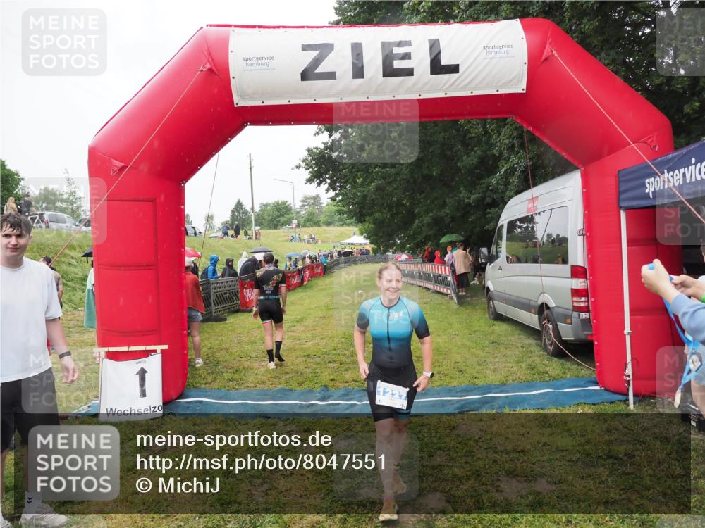 21.06.2025 - 27. Vierlanden-Triathlon MichiJ http://msf.ph/oto/8047551 15.06.2026 14:13:25 Ziel 1227 meine-sportfotos.de