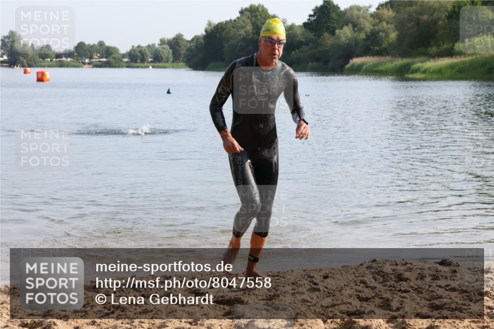 15.06.2025 - 27. Vierlanden-Triathlon Lena Gebhardt http://msf.ph/oto/8047558 15.06.2025 08:49:41 Schwimmen 172 meine-sportfotos.de