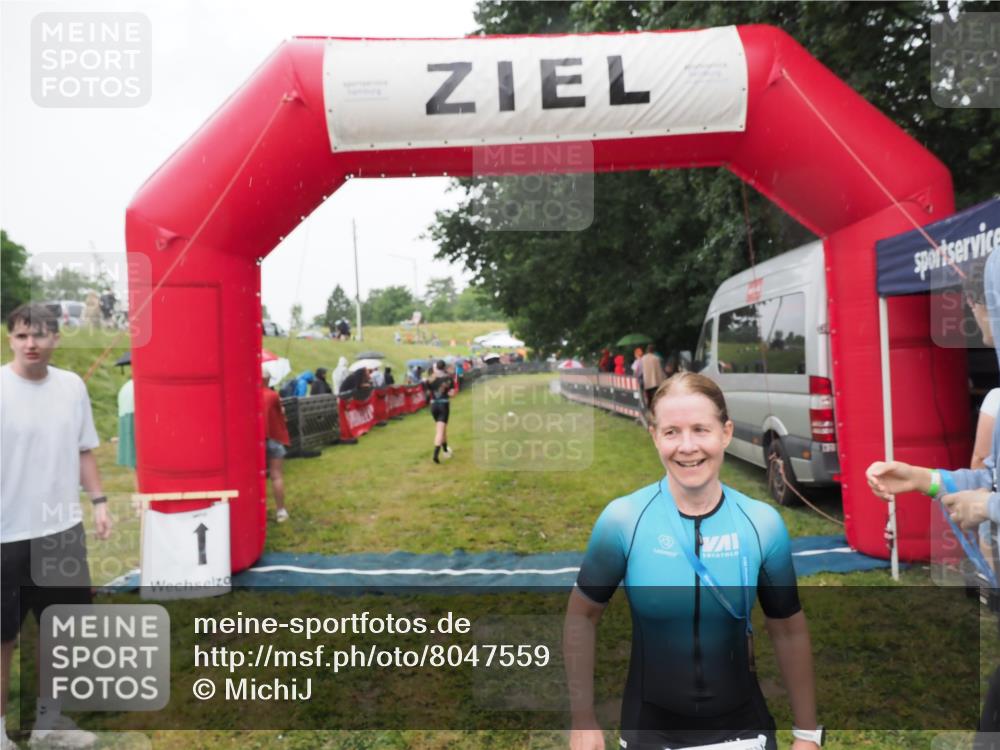 21.06.2025 - 27. Vierlanden-Triathlon MichiJ http://msf.ph/oto/8047559 15.06.2026 14:13:28 Ziel 1227 meine-sportfotos.de