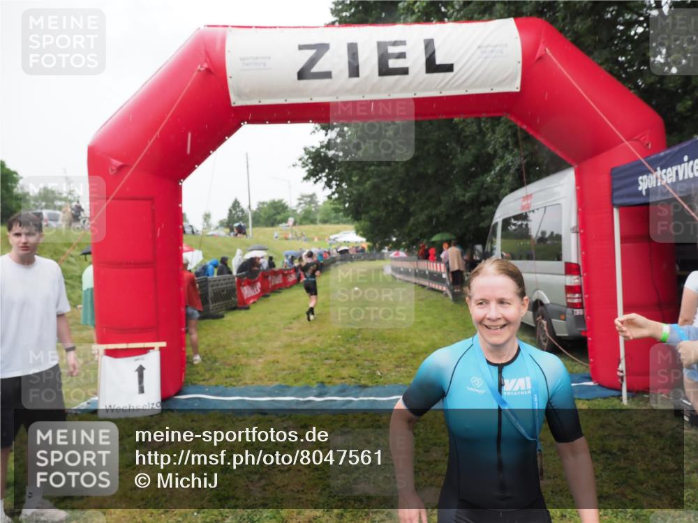 21.06.2025 - 27. Vierlanden-Triathlon MichiJ http://msf.ph/oto/8047561 15.06.2026 14:13:28 Ziel 1227 meine-sportfotos.de