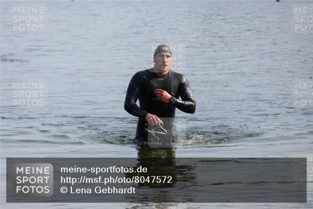 15.06.2025 - 27. Vierlanden-Triathlon Lena Gebhardt http://msf.ph/oto/8047572 15.06.2025 08:50:01 Schwimmen 68 meine-sportfotos.de