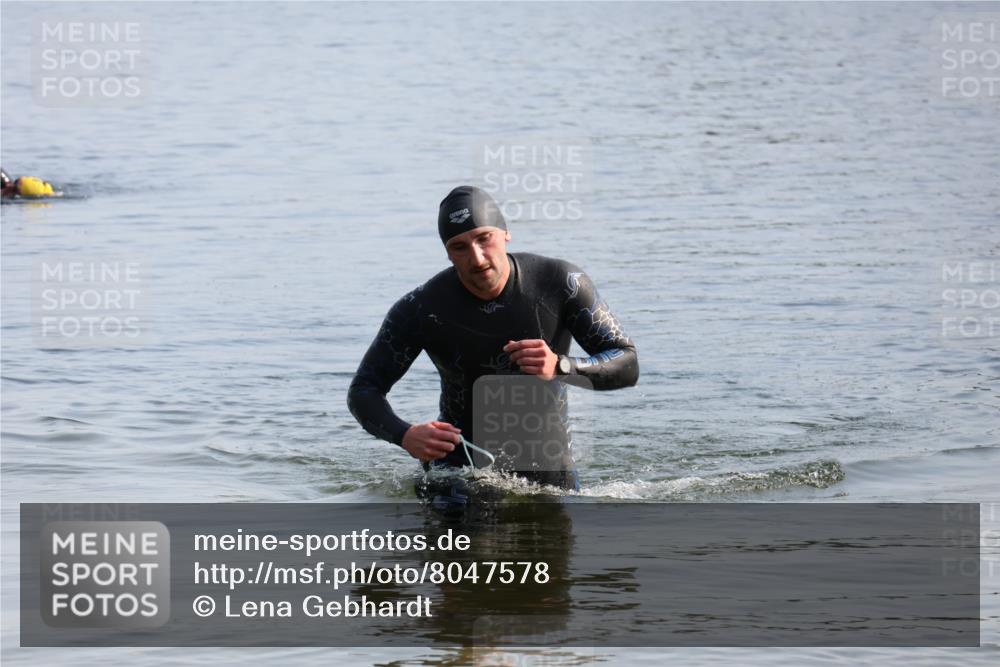 15.06.2025 - 27. Vierlanden-Triathlon Lena Gebhardt http://msf.ph/oto/8047578 15.06.2025 08:50:03 Schwimmen 68 meine-sportfotos.de