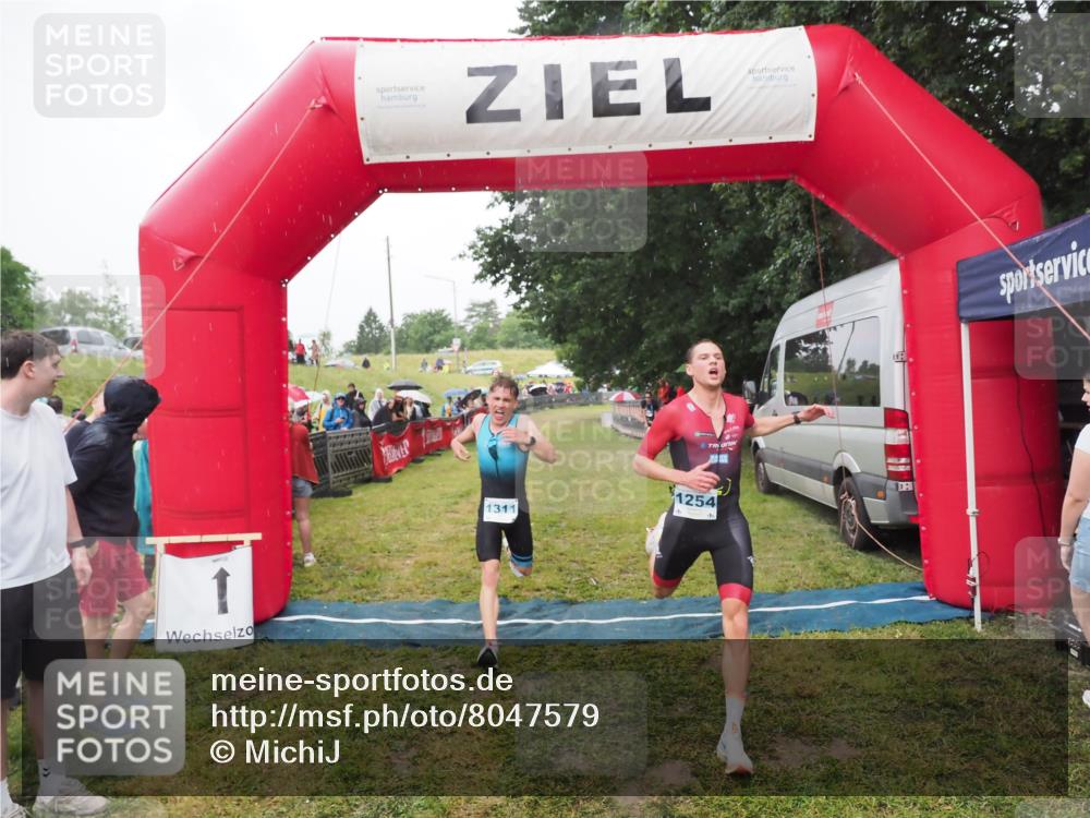 21.06.2025 - 27. Vierlanden-Triathlon MichiJ http://msf.ph/oto/8047579 15.06.2026 14:13:40 Ziel 1254, 1311 meine-sportfotos.de