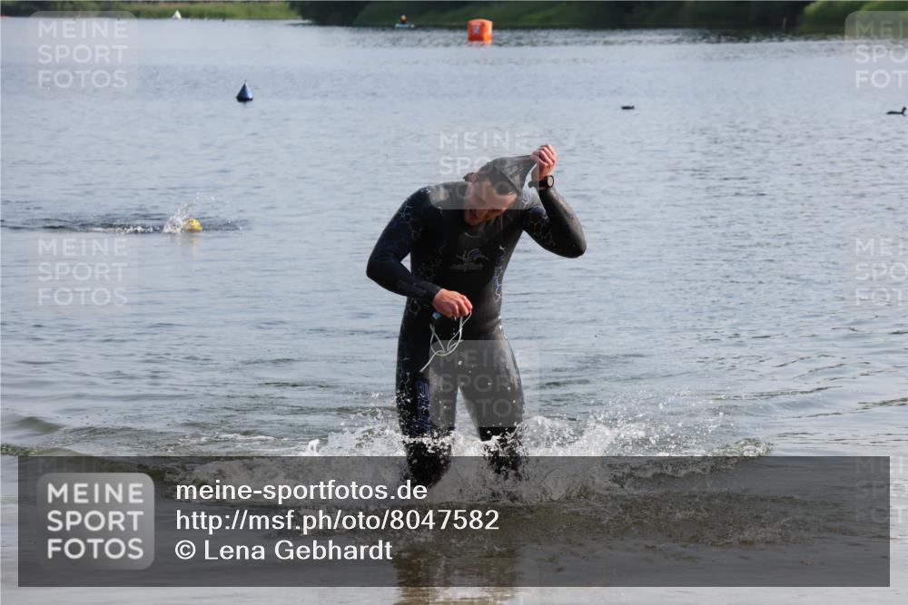 15.06.2025 - 27. Vierlanden-Triathlon Lena Gebhardt http://msf.ph/oto/8047582 15.06.2025 08:50:05 Schwimmen 68 meine-sportfotos.de
