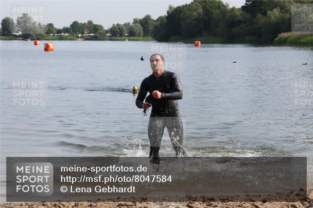 15.06.2025 - 27. Vierlanden-Triathlon Lena Gebhardt http://msf.ph/oto/8047584 15.06.2025 08:50:07 Schwimmen 68 meine-sportfotos.de
