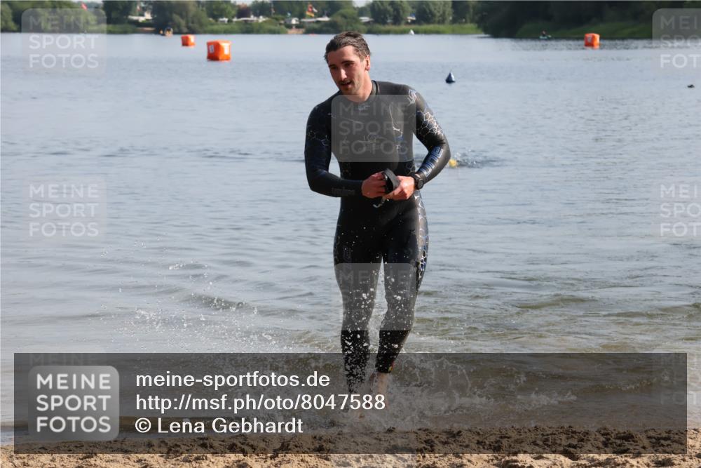 15.06.2025 - 27. Vierlanden-Triathlon Lena Gebhardt http://msf.ph/oto/8047588 15.06.2025 08:50:08 Schwimmen 68 meine-sportfotos.de