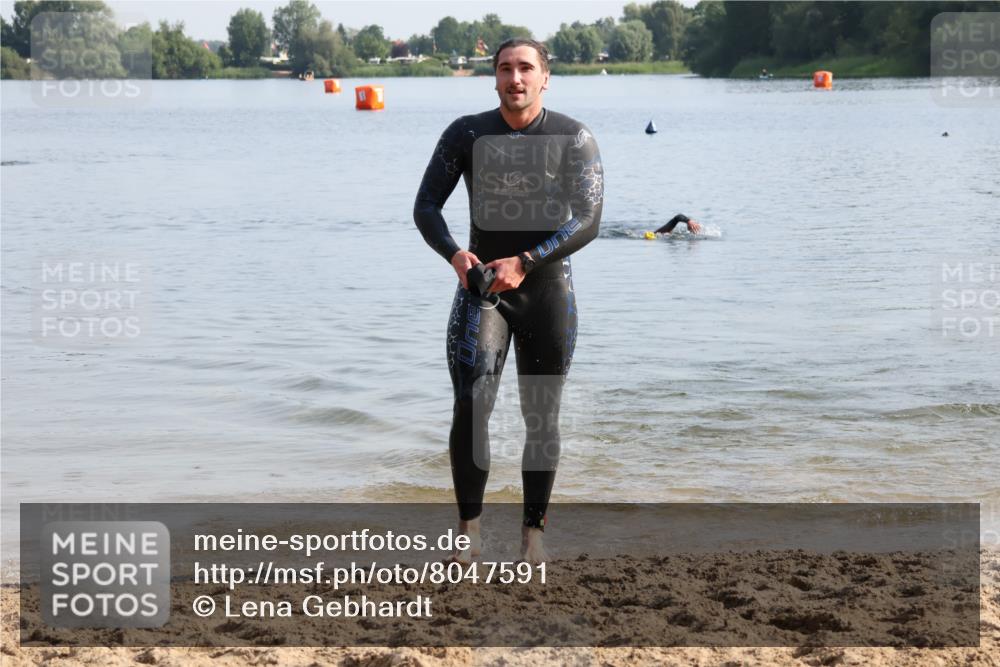 15.06.2025 - 27. Vierlanden-Triathlon Lena Gebhardt http://msf.ph/oto/8047591 15.06.2025 08:50:08 Schwimmen 68 meine-sportfotos.de