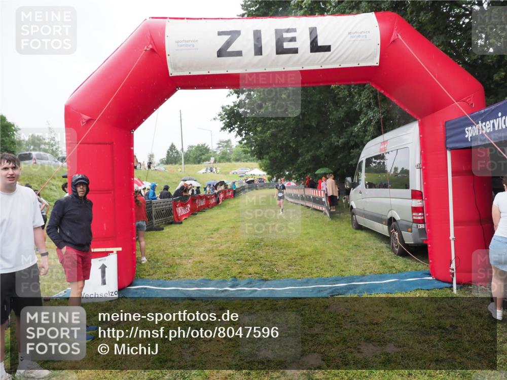 21.06.2025 - 27. Vierlanden-Triathlon MichiJ http://msf.ph/oto/8047596 15.06.2026 14:13:43 Ziel 1254, 1311 meine-sportfotos.de