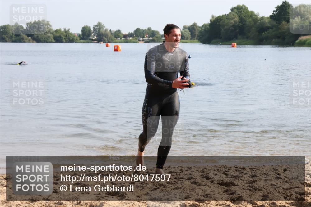 15.06.2025 - 27. Vierlanden-Triathlon Lena Gebhardt http://msf.ph/oto/8047597 15.06.2025 08:50:09 Schwimmen 68 meine-sportfotos.de