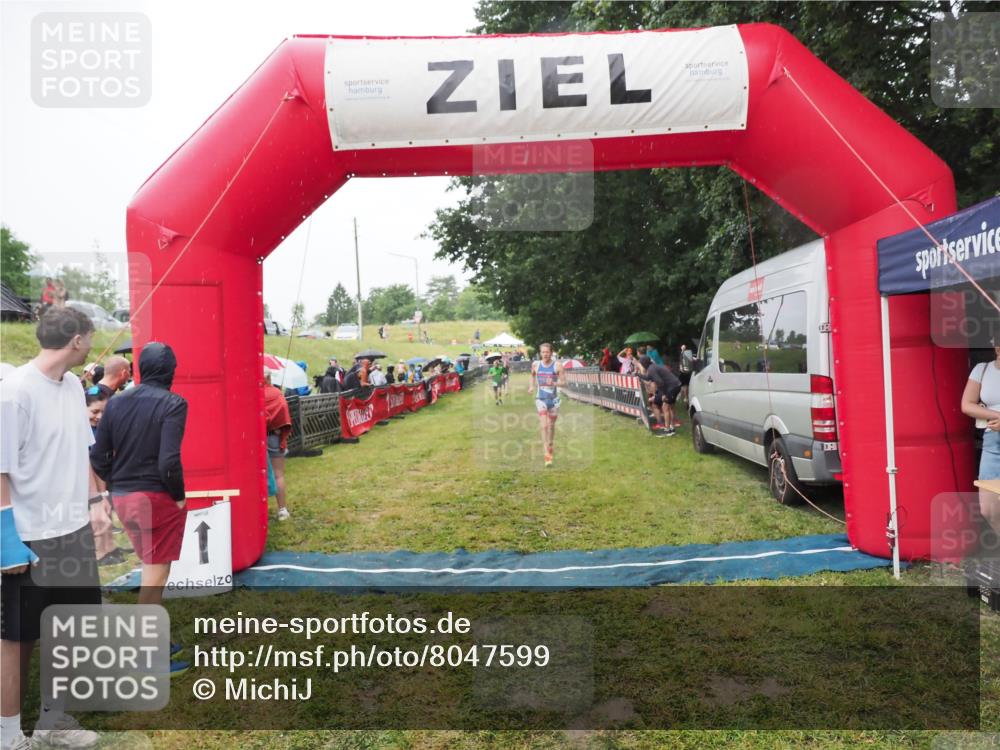 21.06.2025 - 27. Vierlanden-Triathlon MichiJ http://msf.ph/oto/8047599 15.06.2026 14:13:55 Ziel 1284 meine-sportfotos.de