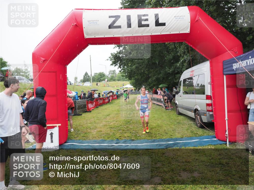 21.06.2025 - 27. Vierlanden-Triathlon MichiJ http://msf.ph/oto/8047609 15.06.2026 14:13:56 Ziel 1284 meine-sportfotos.de