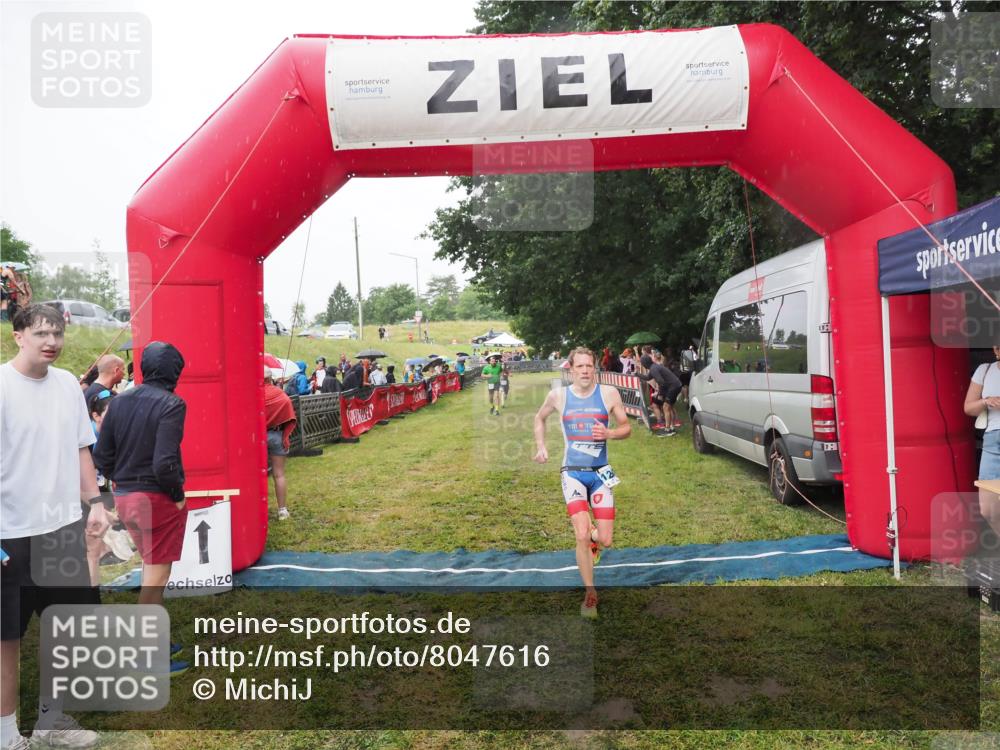 21.06.2025 - 27. Vierlanden-Triathlon MichiJ http://msf.ph/oto/8047616 15.06.2026 14:13:56 Ziel 1284 meine-sportfotos.de
