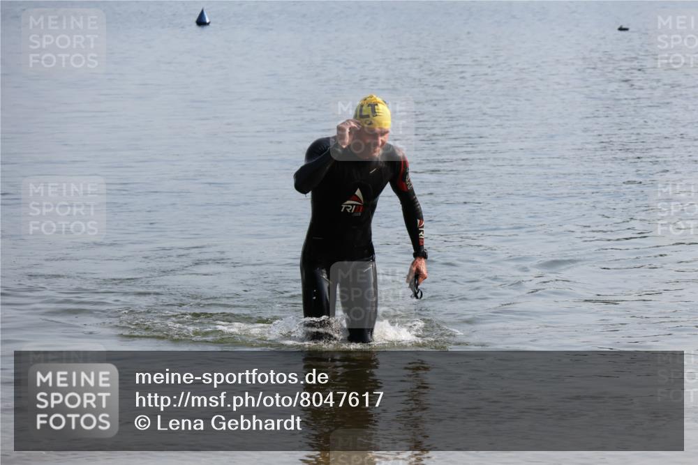 15.06.2025 - 27. Vierlanden-Triathlon Lena Gebhardt http://msf.ph/oto/8047617 15.06.2025 08:50:28 Schwimmen 143 meine-sportfotos.de