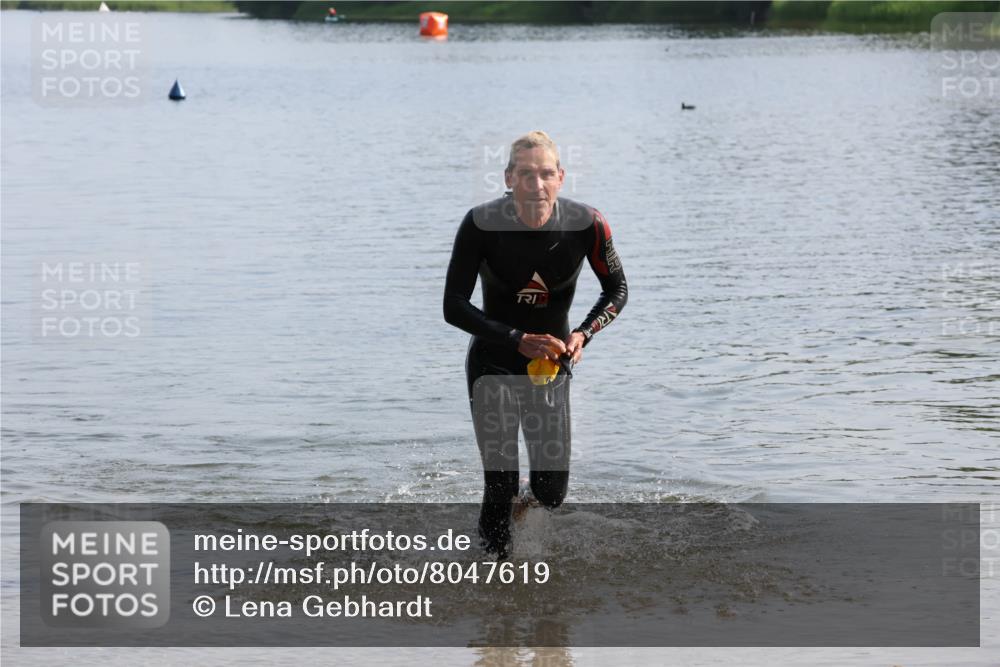 15.06.2025 - 27. Vierlanden-Triathlon Lena Gebhardt http://msf.ph/oto/8047619 15.06.2025 08:50:30 Schwimmen 143 meine-sportfotos.de