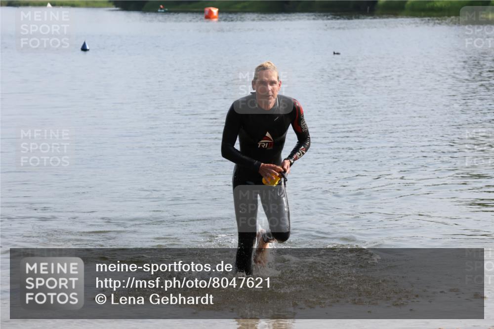 15.06.2025 - 27. Vierlanden-Triathlon Lena Gebhardt http://msf.ph/oto/8047621 15.06.2025 08:50:30 Schwimmen 143 meine-sportfotos.de