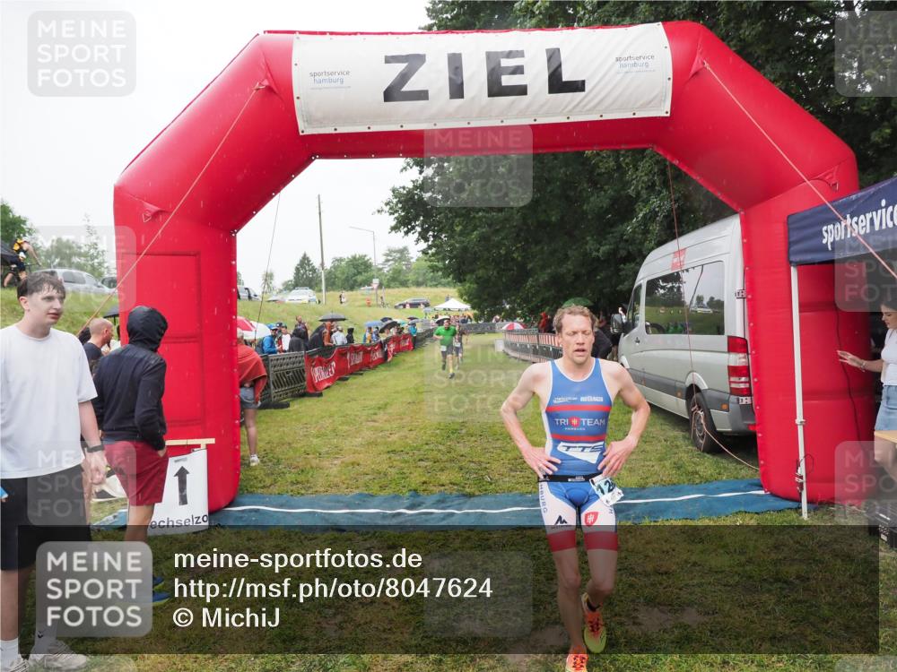 21.06.2025 - 27. Vierlanden-Triathlon MichiJ http://msf.ph/oto/8047624 15.06.2026 14:13:57 Ziel 826, 1170, 1284 meine-sportfotos.de