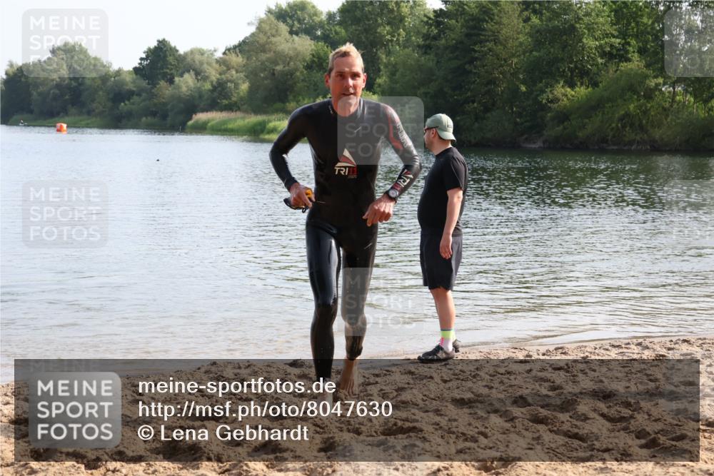 15.06.2025 - 27. Vierlanden-Triathlon Lena Gebhardt http://msf.ph/oto/8047630 15.06.2025 08:50:34 Schwimmen 143 meine-sportfotos.de